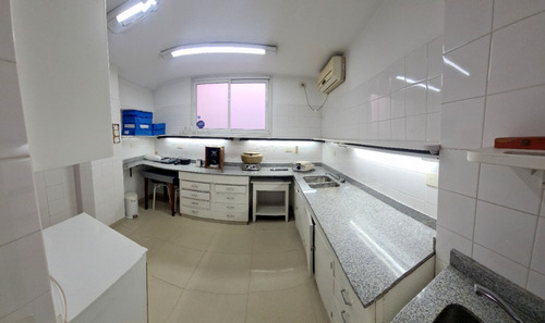 Junín Al 1000 Y Av. Santa Fe. Planta Baja Al Frente A La Calle Superficie Total 177 M2, Cubierta 148 M2. 6 Consultorios. 2 Baños. 1 Toilette. Patio. Laboratorio. Office. Impecable. Apto Crédito