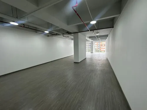 Oficina En Arriendo En Mazuren. Cod A16762