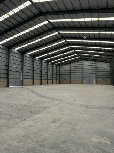 Galpon En Alquiler De 2.100 M2 + Playa Al Frente - Parque Industrial Pibera - Berazategui.