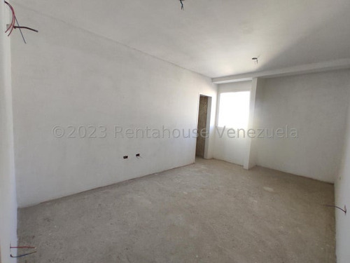 Townhouse En Obra Gris En Urb Andres Bello Maracay, Financiamiento Disponible. 23-18761 More