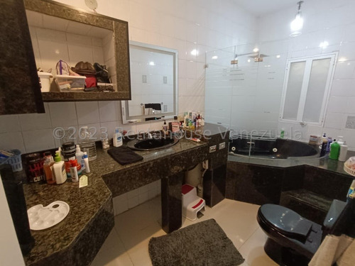 San Bernardino !! Amplia Y Hermosa Casa Totalmente Remodelada, Dividida En 3 Ambientes Independientes, 434 M2 Terreno, 555 M2 Const., 9 Hab., 8 Baños, 7 Pe, 3 Cocinas. Calle Cerrada Vigilancia 24/7 !!