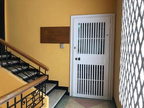 En Alquiler Cómodo Cubículo Con Su Respectiva Unidad Odontológica Y Área De Laboratorio. Ubicación Con Fácil Acceso Peatonal Y Vehicular En La Principal De Las Mercedes