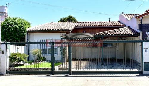 Imagen 1 de 17 de Casa En Venta En Castelar