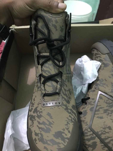 Bota Oakley