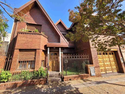 Excelente Chalet,impecable. Piso De Parque, Escalera De Madera, Comedor Diario, Cocina, Garage Para Dos Autos , Hermoso Jardin, Quincho , Parrilla , Placares.... 3 Habitaciones, 3 Baños. Propiedad De