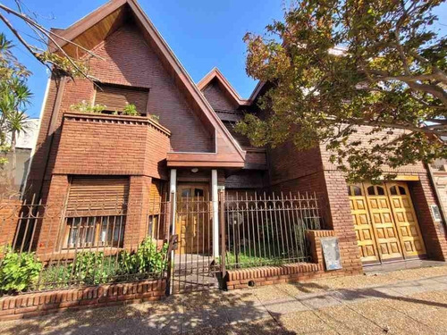 Excelente Chalet,impecable. Piso De Parque, Escalera De Madera, Comedor Diario, Cocina, Garage Para Dos Autos , Hermoso Jardin, Quincho , Parrilla , Placares....  3 Habitaciones, 3 Baños. Propiedad De