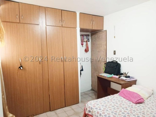 Bray Montoya Vende Bello Apartamento Semiamoblado En El Este De Barquisimeto Dispone De 3 Habitaciones 1 Baño Acabados Modernos Gas Directo Y Todos Los Servicios Básicos 2#4#2#3#6#4#8 Bray Montoya