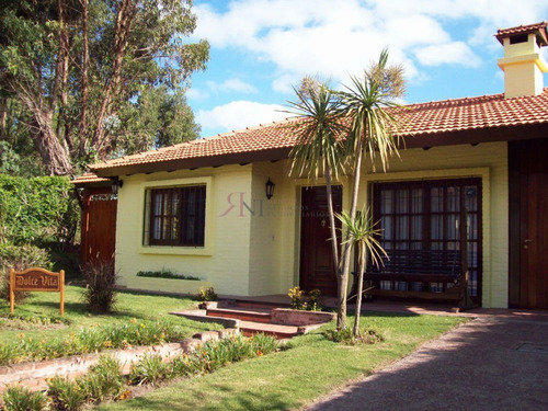 Comoda Casa Con Jardin Y Piscina - Ref: 7064