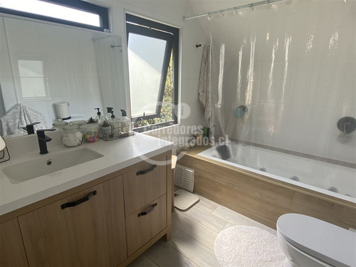 Casa En Venta De 4 Dorm. En Lo Barnechea - El Arrayán