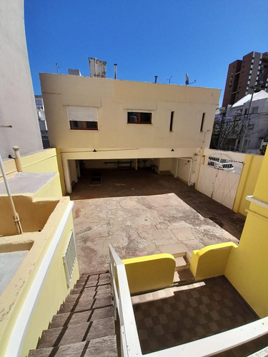 Casa En Venta Alberdi Mas Dpto 2 Dorm