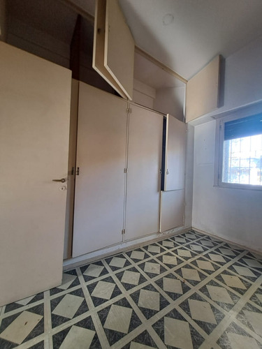 Tipo Casa 4 Amb Al Frente En Planta Baja Con Patio * A Mts De Avenidas*