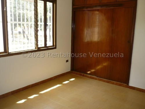 Imagen 7 de 18 de En Alquiler Espaciosa Aparto-quinta Ubicada En Avenida De Alto Tráfico En Prebo. Dos Niveles Ideal Para Su Negocio