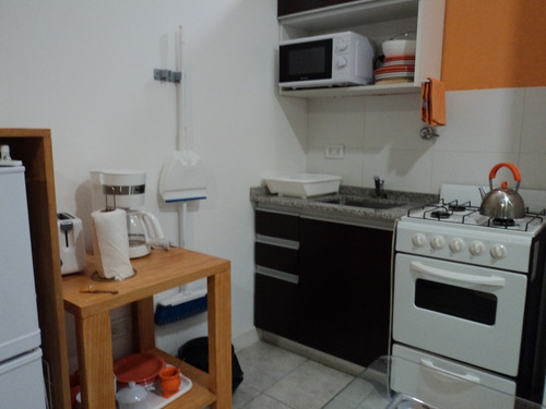 Alquiler Temporario Por Día /semana. Monoambiente Con Balcón Muy Luminoso. Caba, San Cristóbal. Equipado Full. Internet, Cable. Av. Independencia 2200