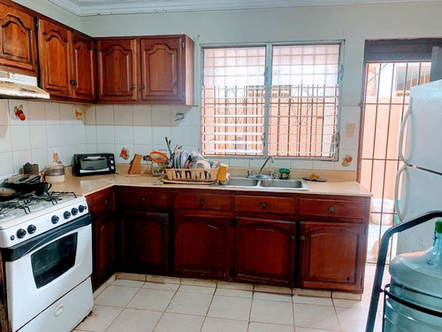 Vendo Amplio Apartamento Clásico En Renacimiento, 1er Piso