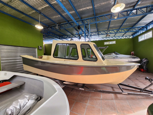 Tracker Cabinado Cuddy 530