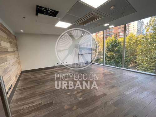 Excelente Oficina Con Terraza, Metro Manquehue, Nlc