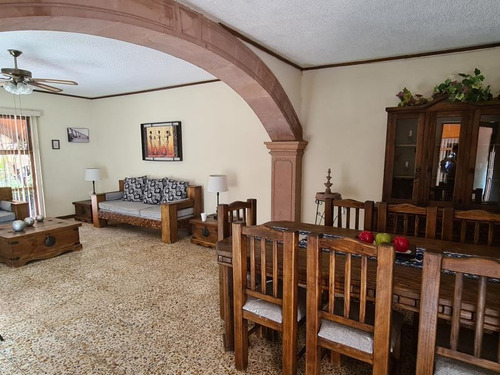 Venta De Hotel En El Centro Histórico, Con Opción A Diversos Giros Y Con Plusvalía Privilegiada, Ya Que Cuenta Con Uso Comercial Y De Servicios E Informe De Uso De Suelo Habitacional-comercial Y/o De