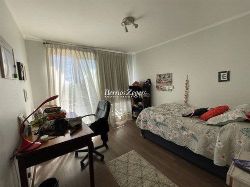 Casa En Venta De 5 Dorm. 4 Baños En Condominio En Las Condes