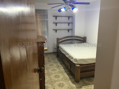 Interesante Apartamento De Un Área Total De 248,28, Distribuidos En Tres Ambientes, Áreas Sociales Y Habitaciones De 101,83 Y 146,45 De Terraza Y Jardín. Esta En Chacao