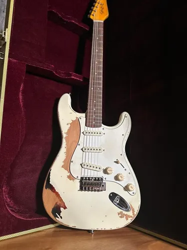 Guitarra Seizi Shinobi Relic Olymp White Over Sunburst Case Guitarra Seizi Shinobi Relic Olymp White Over Sunburst Case