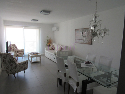 Apartamento En Alquiler Sobre Avenida Francia A Metros Del Mar.