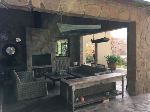 Casa En Venta De 5 Dorm. En Vichuquén
