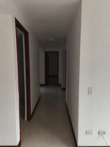 Vendo Apartamento Con Excelente Ubicación En La Parte Baja De La Loma De Los Bernal.