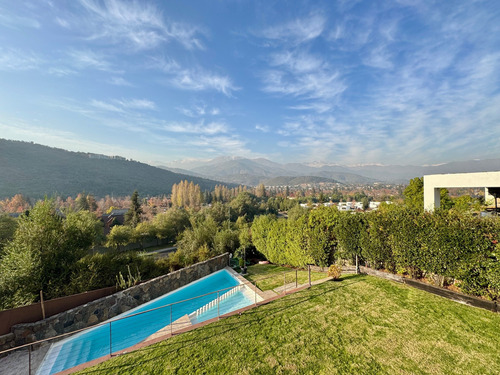 Con Vista, Condominio Y Cercana A Colegios En Los Trapenses