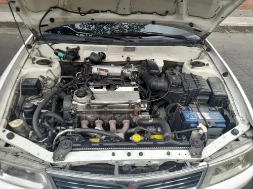 Mitsubishi Lancer 1.6 Glx 5 p