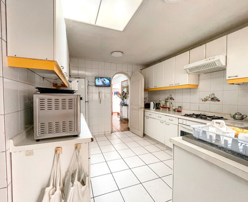 Amplia Y Luminosa Casa Con Ubicación Privilegiada Vitacura