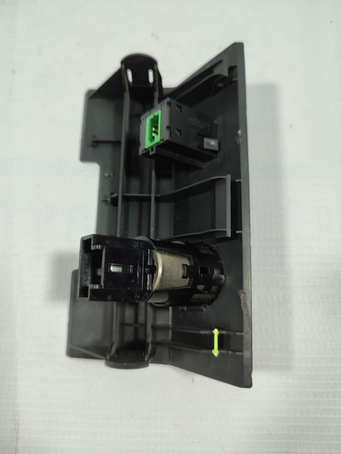 Toma Corriente Consola Central Nissan Sentra 1.8 Mod 13-16 O (Usado)