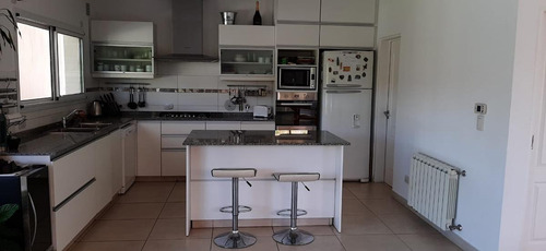 Venta. Casa Moderna Lote Interno, 4 Amb. Jardín Y Pileta. San Agustín. Villanueva.