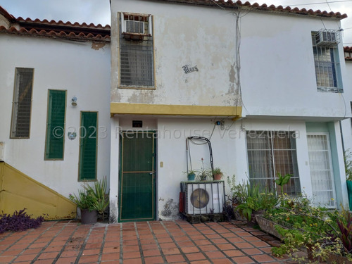 Jip 23-31336. Venta De Cómodo Town House De 4 Hab,  3 Baños, En Zona Tranquila De La Ciudad, Para Remodelar A Tu Gusto.. En La Urbanización Ciudad Jardín Cagua. Edo Aragua