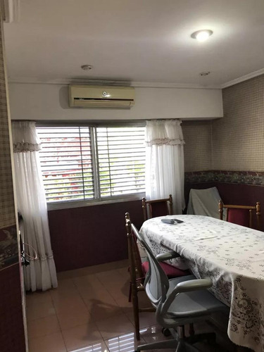 Casa En Venta - 4 Dormitorios 5 Baños - Cochera - 250mts2 - Lomas De Zamora