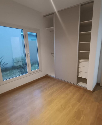Casa En Venta - 4 Dormitorios 3 Baños - Cochera - 650mts2 - Tandil