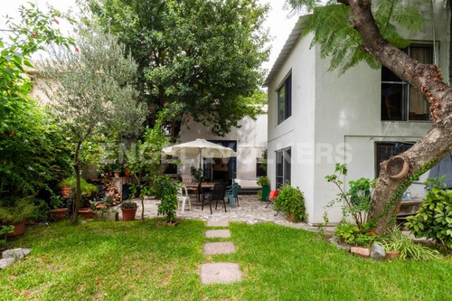 Casa De Estilo Con Gran Fondo Verde - Id 5444