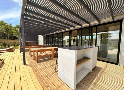 Casa En Venta De 4 Dormitorios En Club Del Mar, José Ignacio