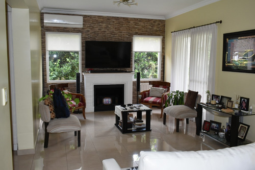 Casa En Venta Barrio Los Jazmines, Pilar Del Este