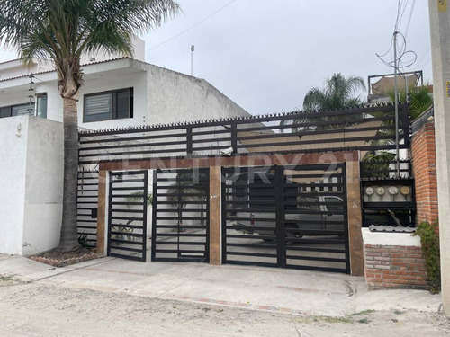 Venta De Casa, 3 Recamaras Con Closet, 3 Baños, Amplio Jardín Con Terraza