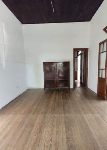 Casa Venta 2 Dormitorios 1 Baño 1 Cochera Y Patio 80 Mts 2 Cubiertos - Terreno 102 Mts 2- La Plata