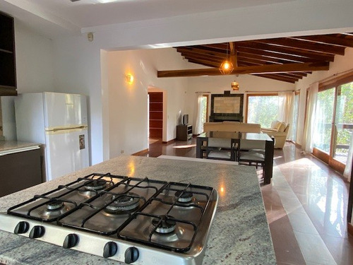 Casa En Venta En Carilo