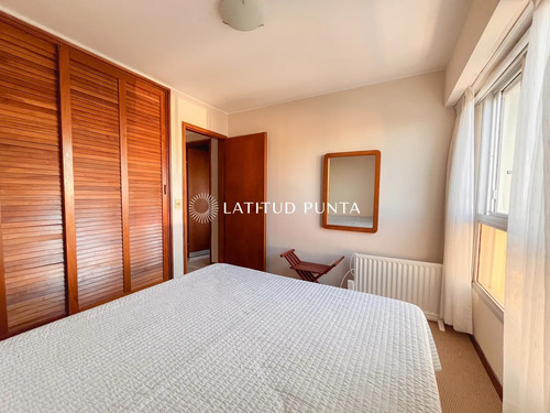 Apartamento De 3 Dormitorios Con Vista Al Mar En Roosevelt