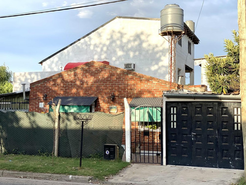 Imagen 2 de 28 de Casa De 2 Dormitorios En Venta Con Pileta Y Parrillero - Hostal Del Sol - Fisherton