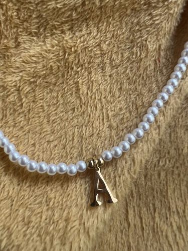 Collar De Mini Perlas Blancas Con Letra Inicial Dorada A