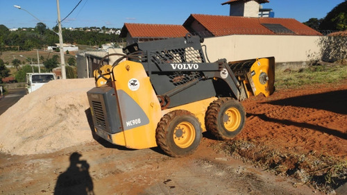 Imagem 2 de 12 de Minicarregadeira Bobcat Volvo Mc90b