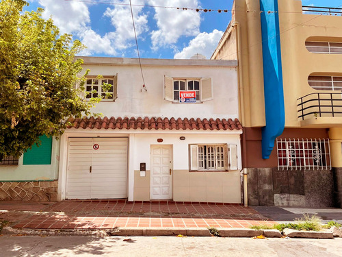 Venta De Amplia Casa Céntrica De 3 Dormitorios C/ Cochera En Cosquín