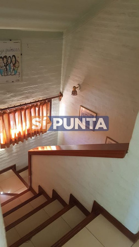 Imagen 12 de 17 de Casa De 5 Dormitorios Y Piscina En Altos Del Pinar. Venta Y Venta Anual