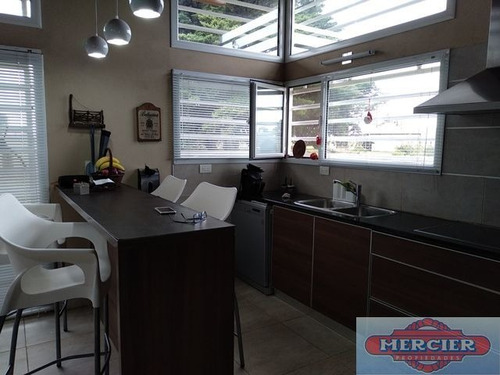 Excelente Propiedad En Barrio Residencial Las Lomas