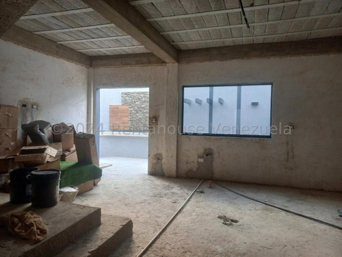 Townhouse Venta Obra Gris Con Pozo, Parrillera, Piscina Jardin Mañongo Naguanagua Carabobo L..eida Falcon Lf24-15518