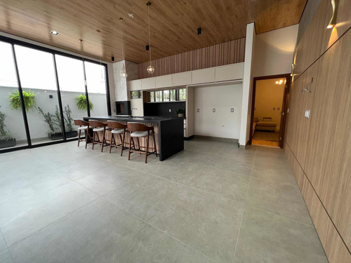 Imagem 8 de 21 de Casa Semi Mobiliada Com 03 Suítes Em Sínop
